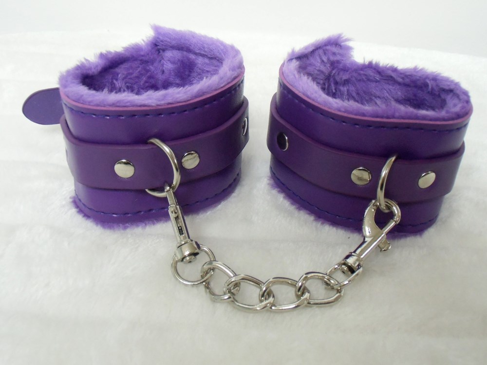Menottes violettes fourrure mauve à rivets et chaine métal
