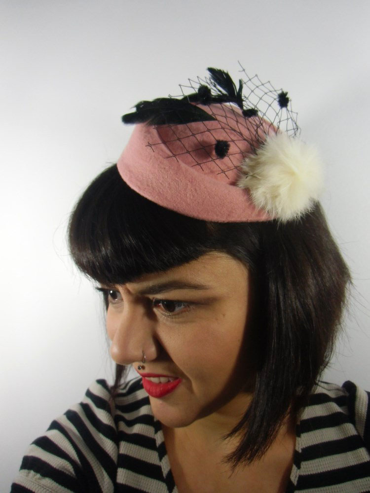 Mini chapeau bibi rose pompon blanc fausse fourrure
