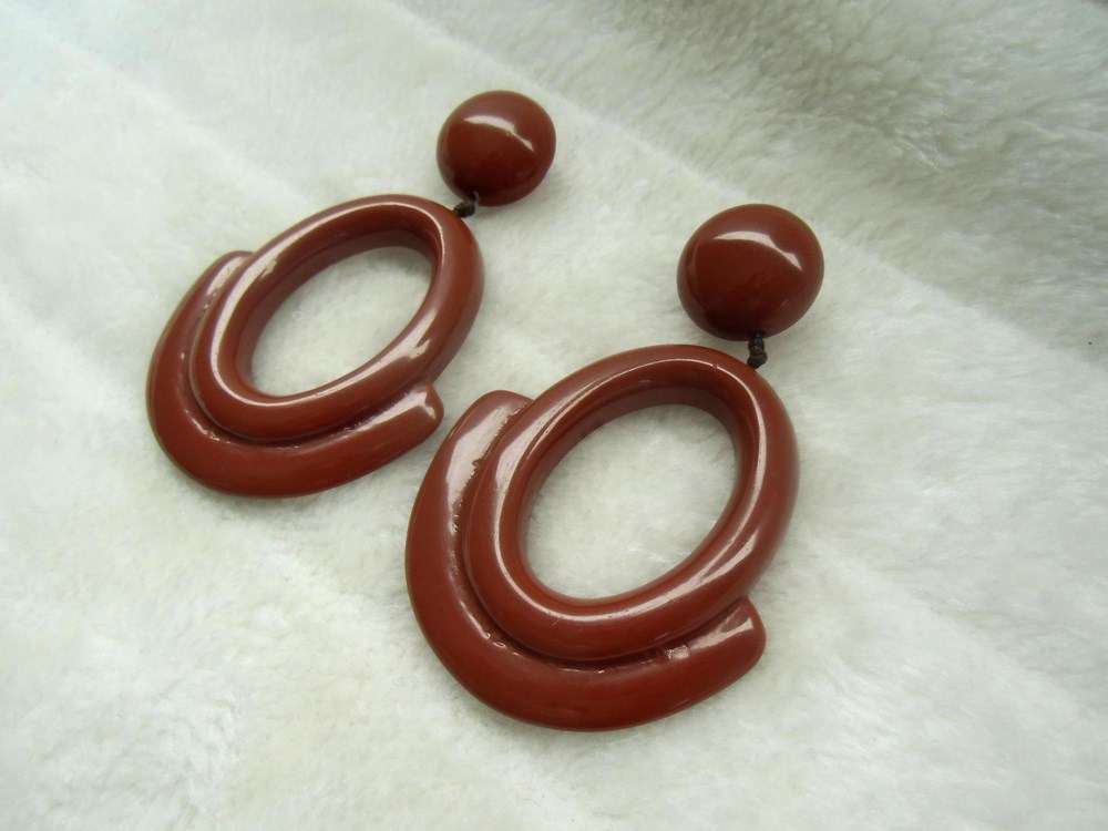 Boucles d'oreilles (petit modèle) créoles perles rouge corail en résine - esprit vintage : boucle-d-oreille par les-jolies-perles