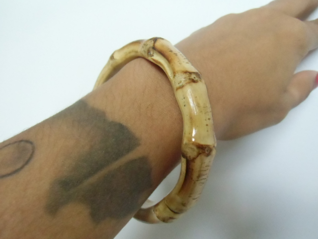 Bracelet épais hawaïen tiki bois de bambou pour pinups