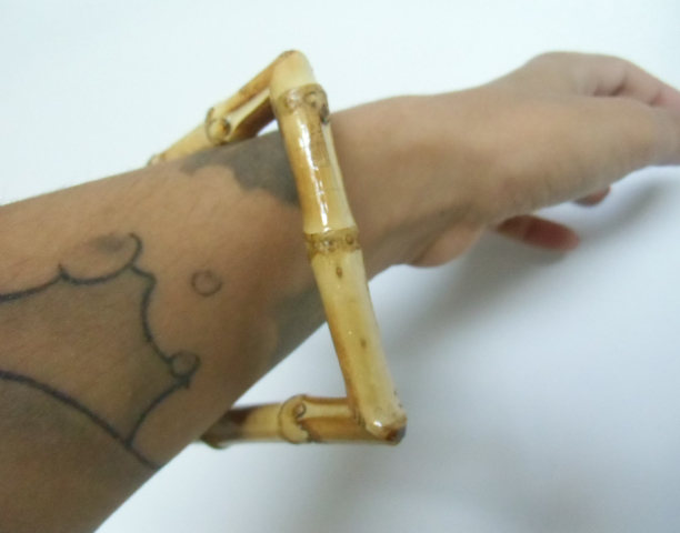 Bracelet carré hawaïen tiki bois de bambou pour pinups