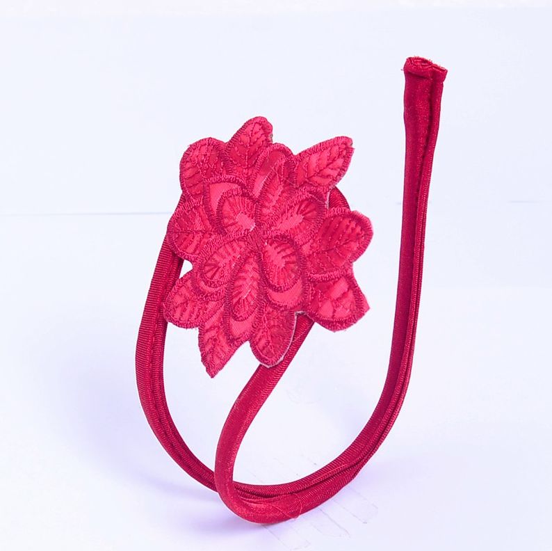 C-string burlesque rouge ouvert à fleur