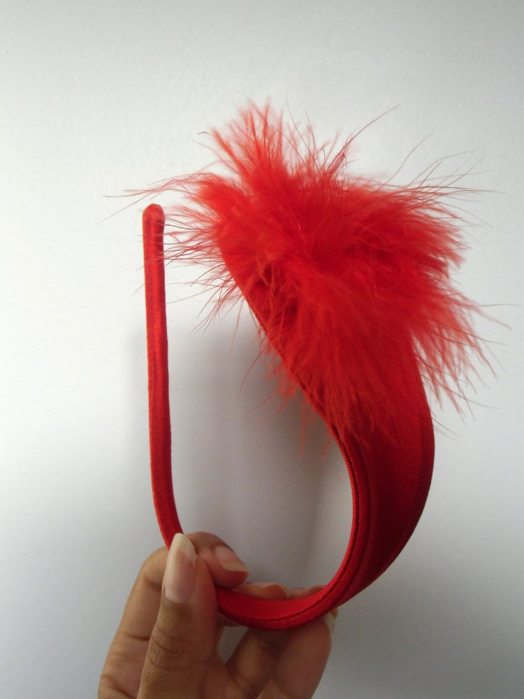 C-string burlesque rouge à pompon en plumes