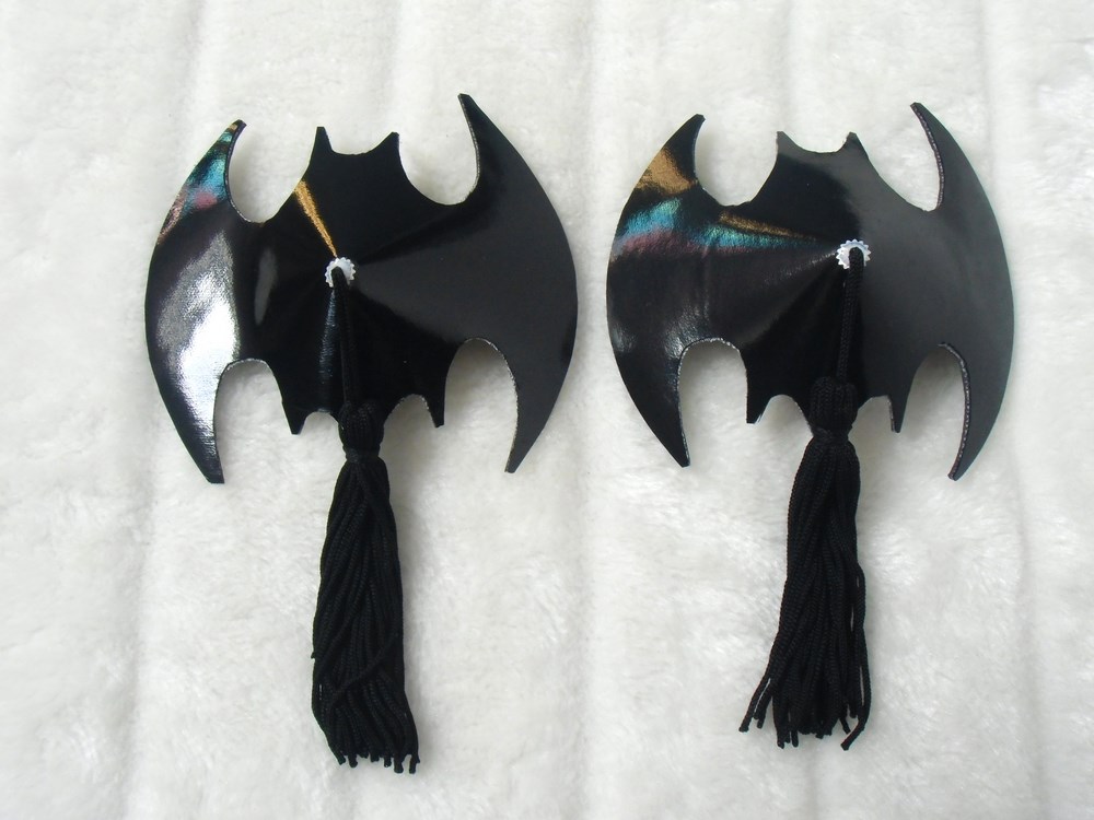 Cache-tétons nippies chauve-souris PVC noir pompons
