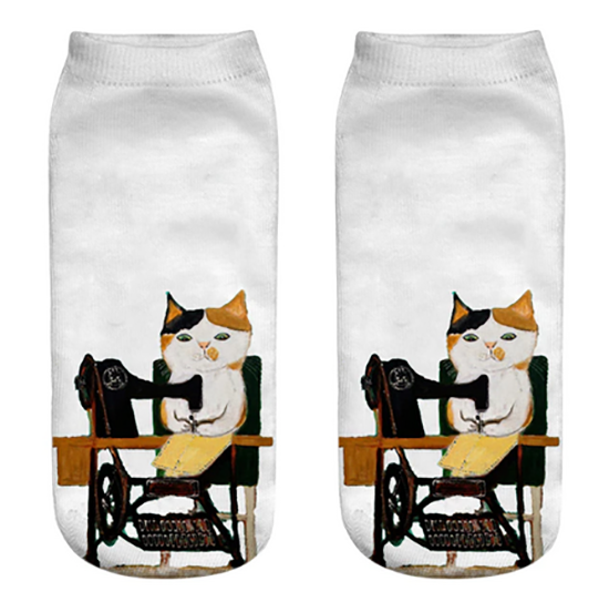 Chaussettes originales chat tricolore à la machine à coudre "Sewing cat socks"