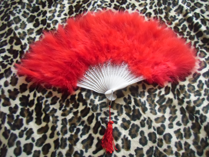 Eventail rouge burlesque plumes véritables belle qualité