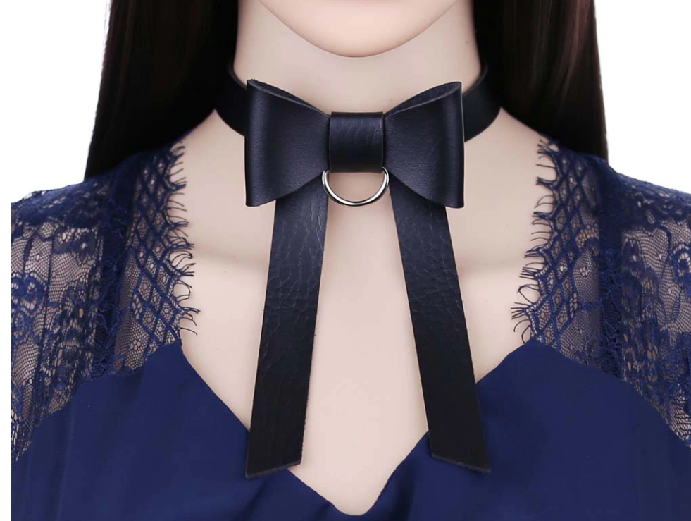 Collier original bdsm fetish noeud papillon simili cuir noir finition  argentée