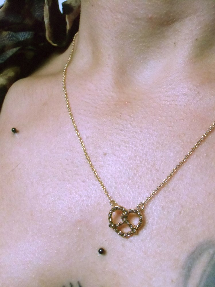 Collier original bretzel doré rétro pin-up