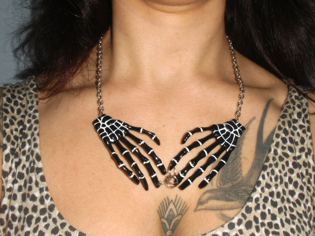 Collier Pendentif Main Squelette Halloween - Style Gothique Rock - Longueur 51 Cm - Argenté