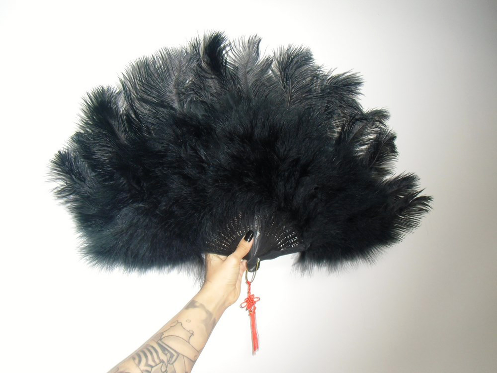 Eventail burlesque plumes d'autruche noires 40x70cm