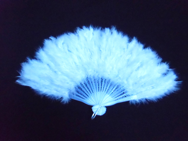Eventail burlesque branches plastiques et plumes blanches