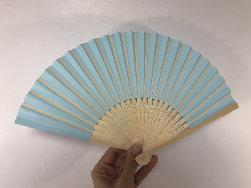 Eventails de pin-up bambou et papier bleu rétro