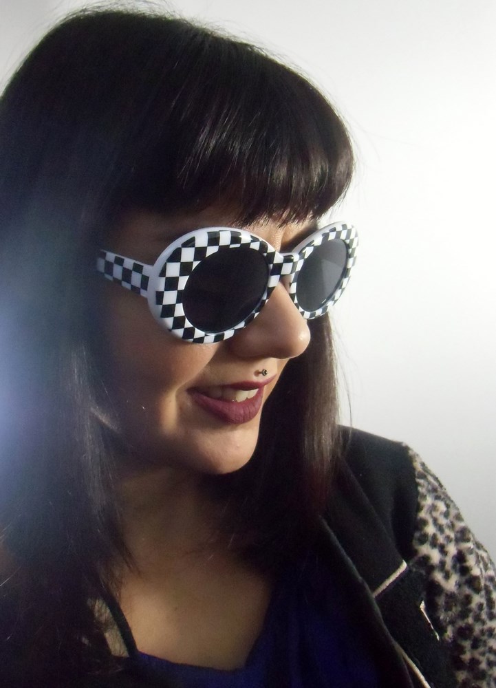 Lunettes de soleil r tro ann es 60 ovales damier noir blanc Lunettes de soleil r tro ann es 60 ovales damier noir blanc