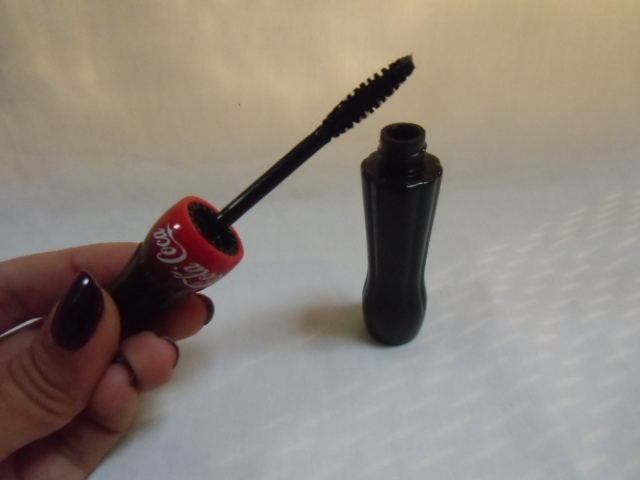 Mascara noir à packaging bouteille de soda