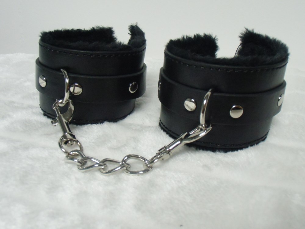 Menottes noires fourrure noire à rivets et chaine métal