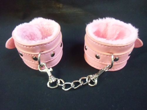 Menottes en fourrure roses à rivets et chaine metal