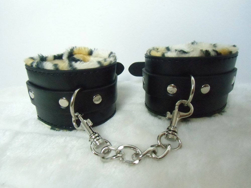 Menottes noires fourrure léopard beige chaine métal
