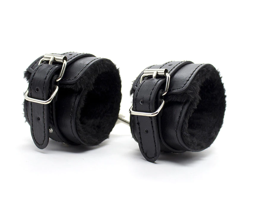 Menottes de poignets noires en simili-cuir à 3 rivets intérieur fourrure "Furry cuffs"