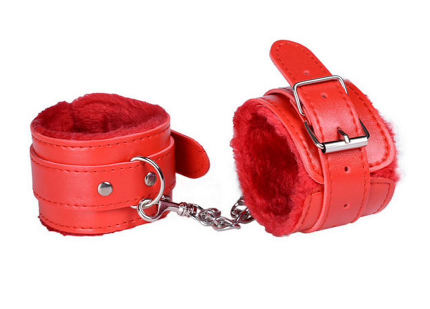 Menottes de poignets rouges en simili-cuir à 3 rivets intérieur fourrure "Furry cuffs"