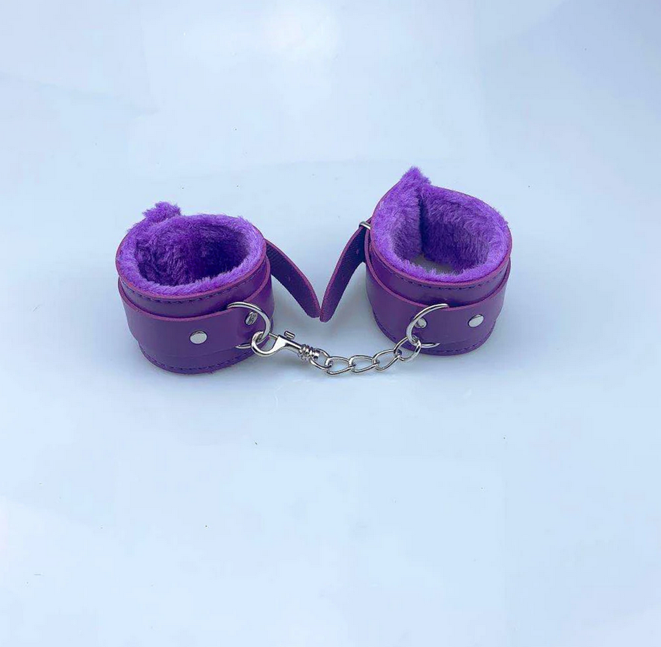 Menottes de poignets violettes en simili-cuir à 3 rivets intérieur fourrure "Furry cuffs"