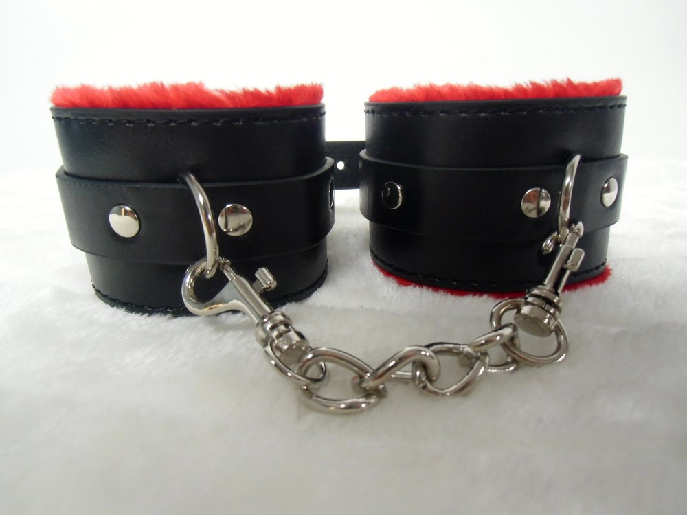 Menottes noires fourrure noire à rivets et chaine métal