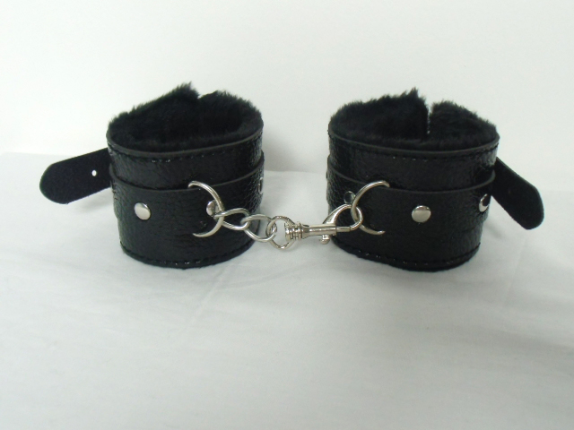 Menottes simili cuir noir nervuré intérieur fourrure