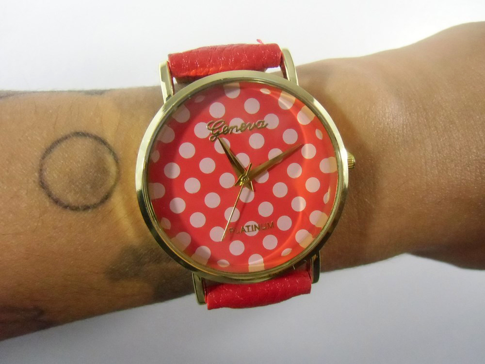 Montre fantaisie originale rouge à pois blancs