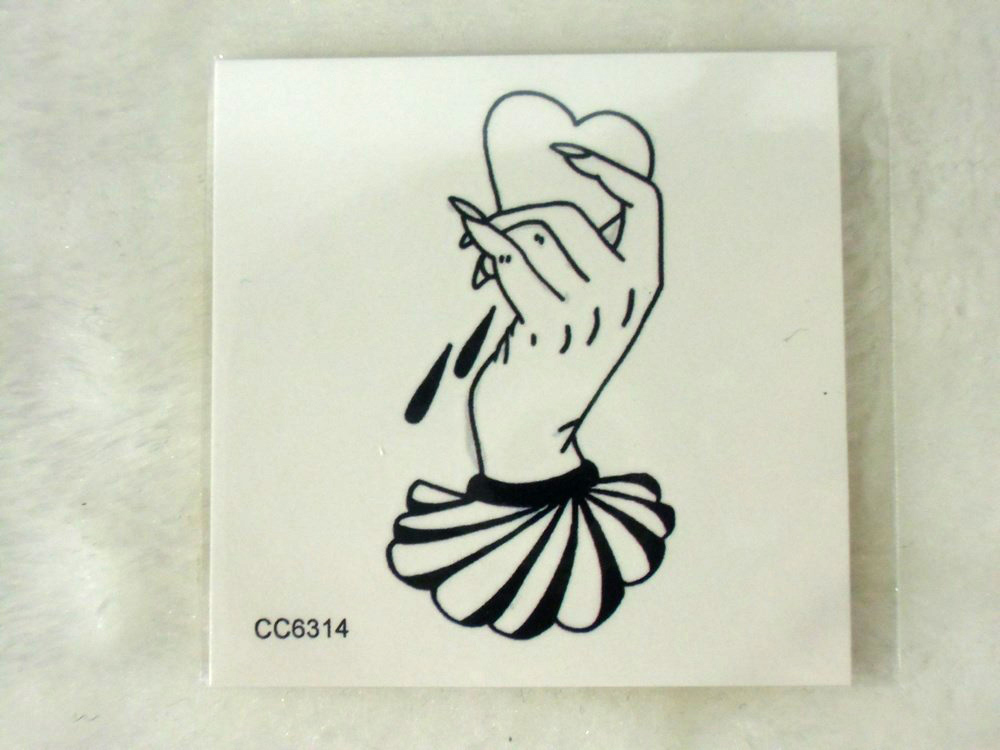 Tatouage temporaire original main tenant un coeur