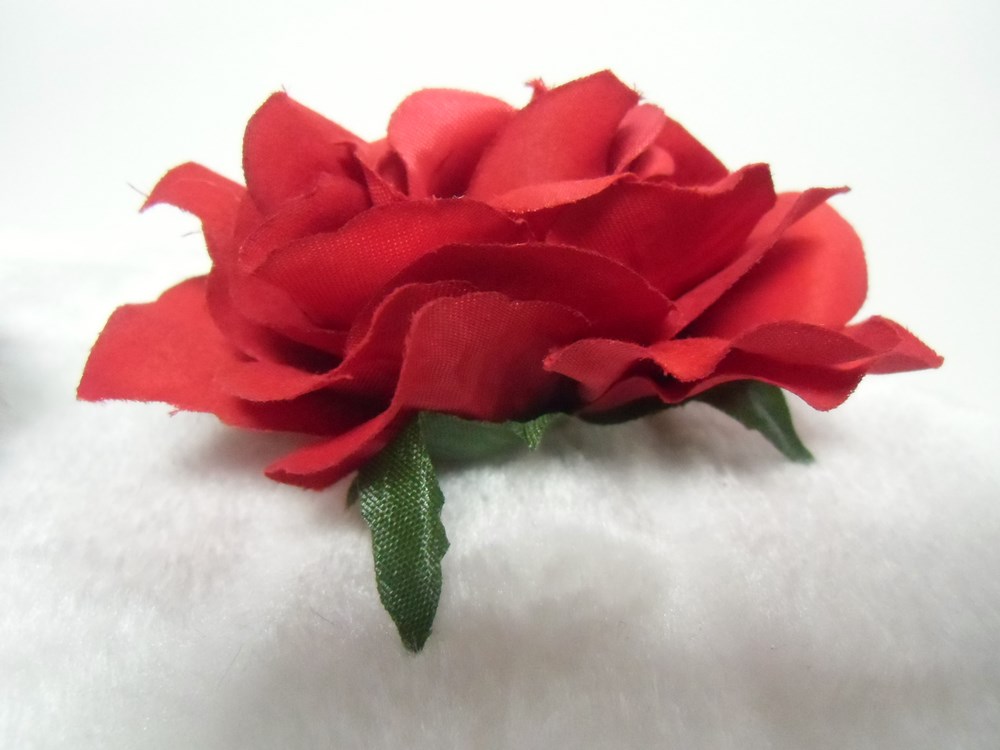 Grosse fleur rose blanc laiteux pince clip cheveux broche coiffure rétro pinup