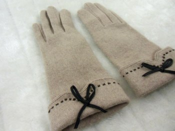 Gants beiges hiver rétro en laine unie surpiqure et noeud