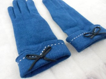 Gants bleus canard hiver rétro en laine unie surpiqure et noeud