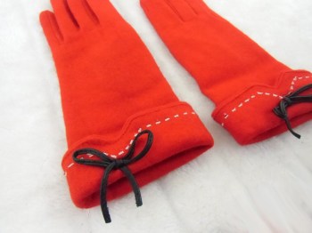 Gants rouges hiver rétro en laine unie surpiqure et noeud