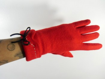 Gants rouges hiver rétro en laine unie surpiqure et noeud