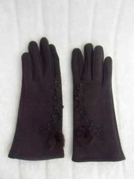 Gants marrons tactiles hiver rétro fleurs crochet et pompon