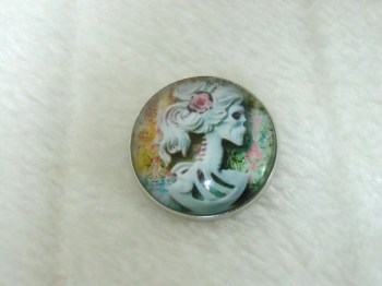 Broche badge original camée squelette gothique