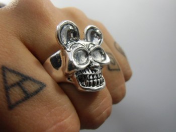 Bague originale tête de mort crâne Mickey skull