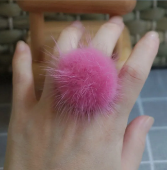 bague-reglable-rgentee-pompon-fourrure-rose-fuchsia