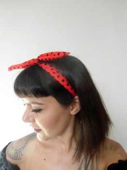 Bandeau cheveux rigide modulable rouge à pois noirs