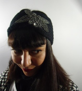 Headband turban noir à perles argentées sur le front
