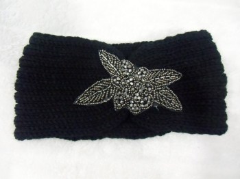 Headband turban noir à perles argentées sur le front