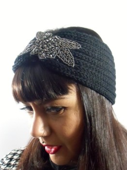 Headband turban noir à perles argentées sur le front