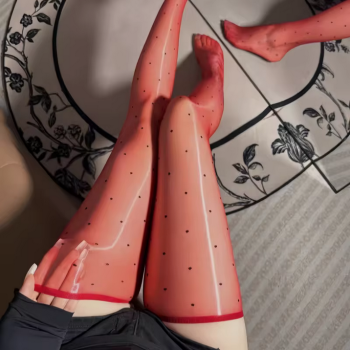 bas-pour-porte-jarretelles-rouges-pois-noirs