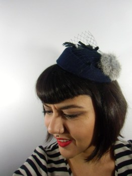 Mini chapeau bibi bleu marine pompon gris fausse fourrure