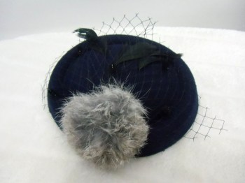 Mini chapeau bibi bleu marine pompon gris fausse fourrure