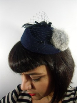 Mini chapeau bibi bleu marine pompon gris fausse fourrure