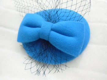 Bibi rétro plat bleu en feutre à noeud et voilette