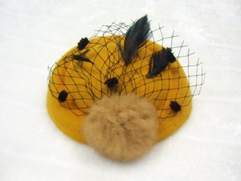 Mini chapeau jaune moutarde pompon beige fausse fourrure