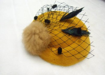 Mini chapeau jaune moutarde pompon beige fausse fourrure