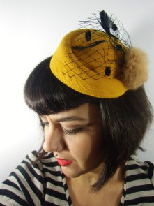 Mini chapeau jaune moutarde pompon beige fausse fourrure