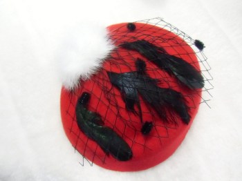 Mini chapeau bibi rouge pompon blanc fausse fourrure
